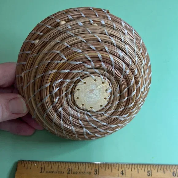 Pine Needle Round basket bowl - American Indian Made - Picture 4 of 5